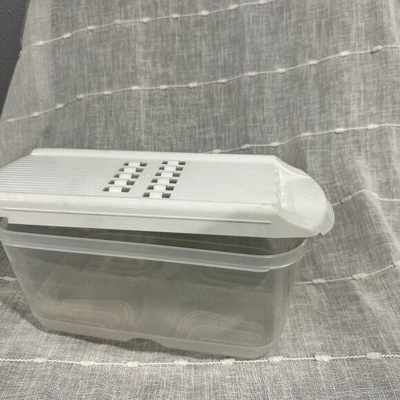 TupperWare FridgeSmart Medium Deep w grater/slicer add-on, Fresh Fridge Storage - Picture 4 of 11